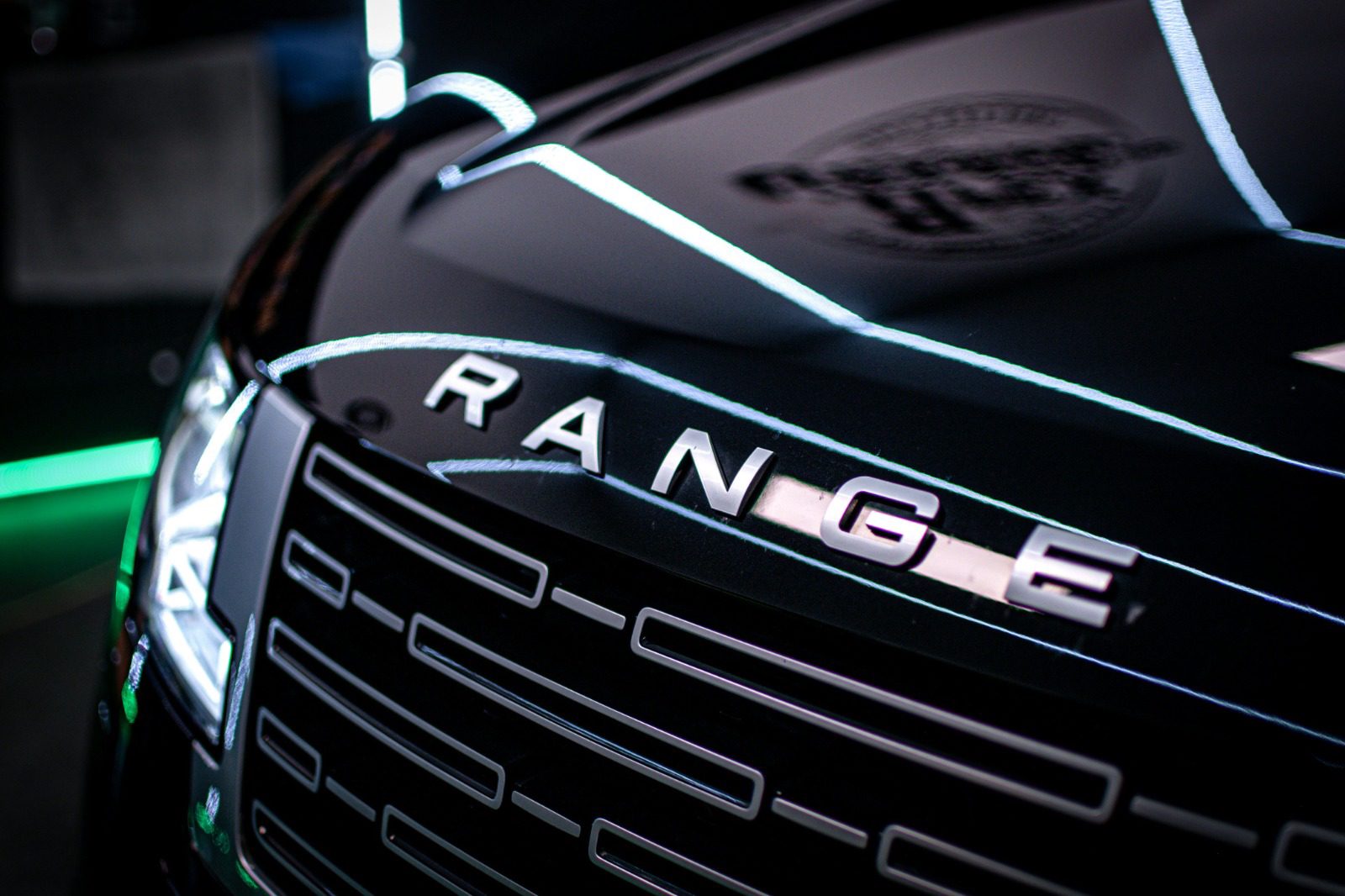 Range Rover grille at close detail, the consistent vehicle a retainer engagement allocates